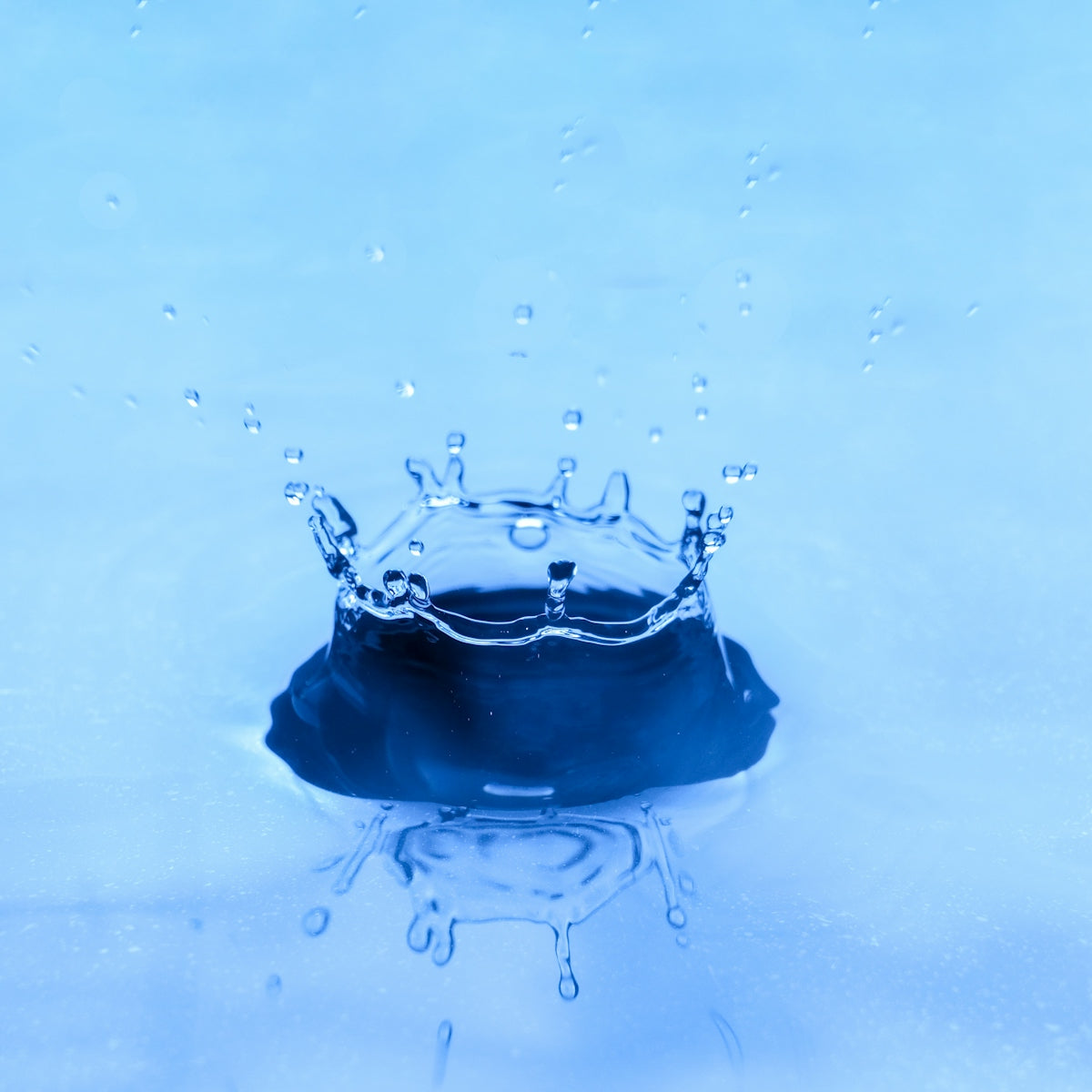 water drop on water during daytime