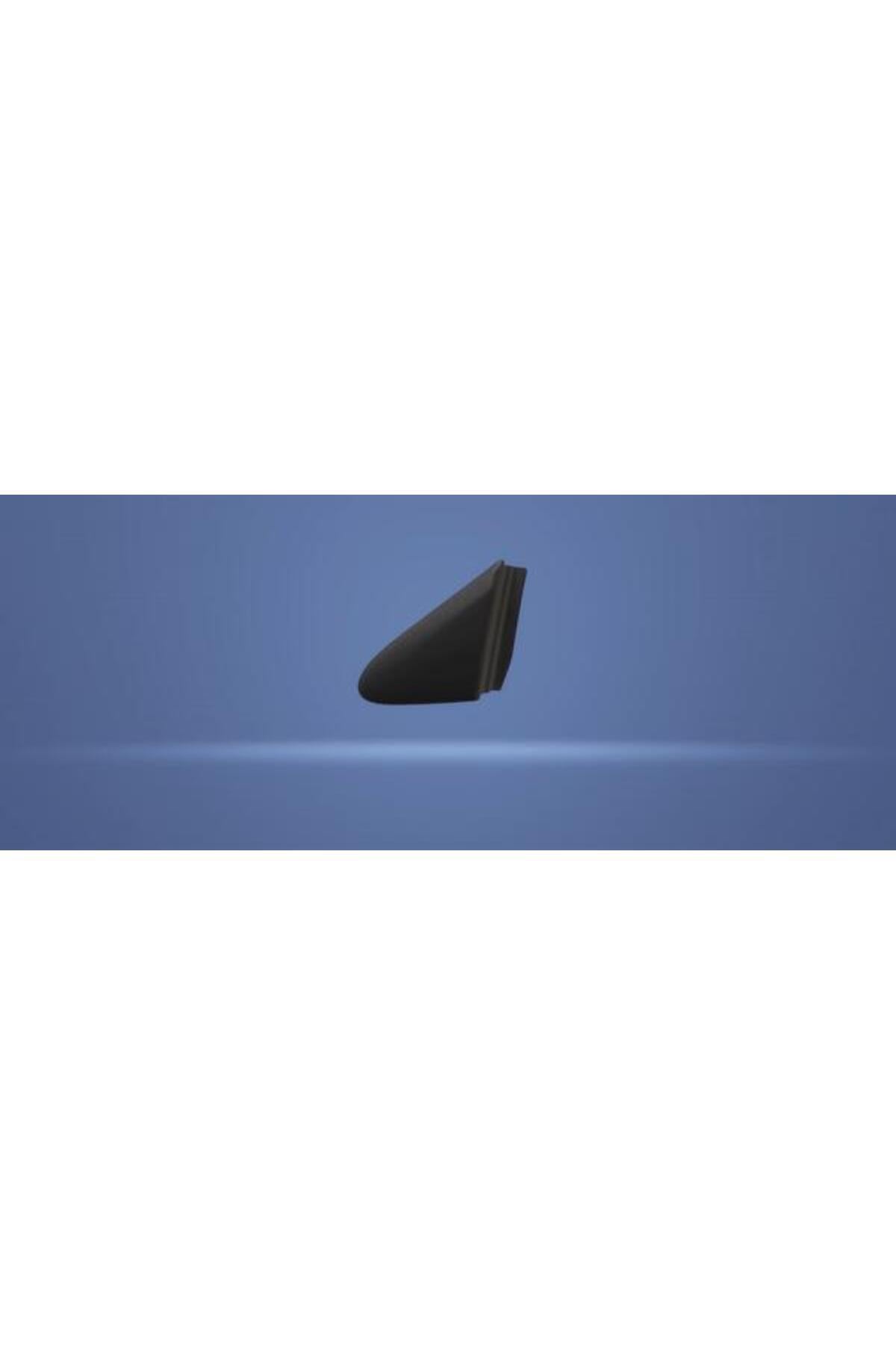 Sol çamurluktaki aynanın önündeki Renault Clio 3 plastiği