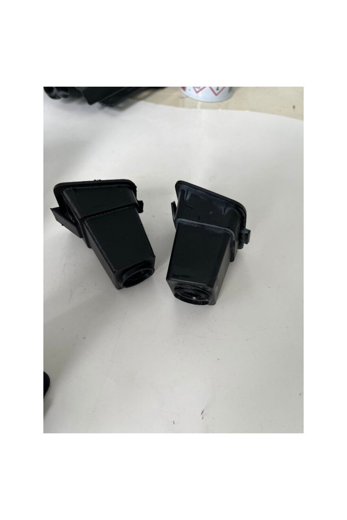 Mercedes X class arka plaka aydınlatma yuvaları