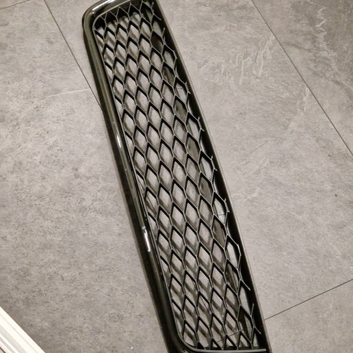 Audi A4 Uyumlu Alt Merkez Arı Petekli Gril Parçası