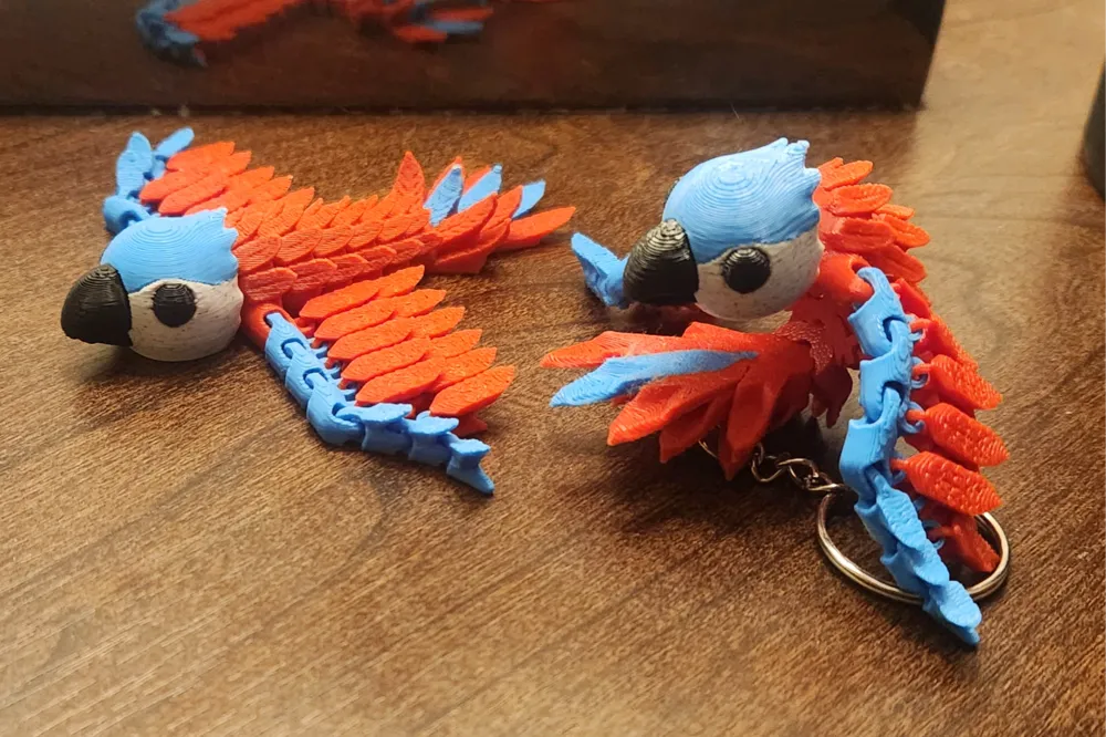 Eklemli Yavru Papağan Figürü – Esnek 3D Baskılı Anahtarlık
