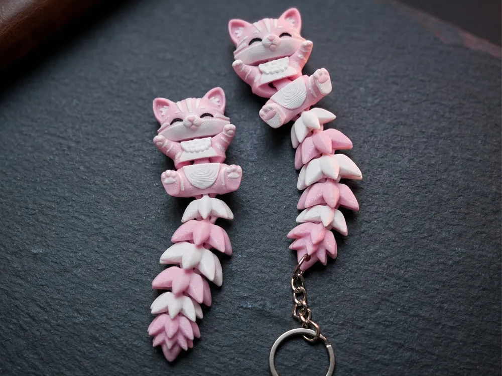 Pofuduk Kuyruklu Eklemli Kedi Figürü – Esnek 3D Baskılı Anahtarlık