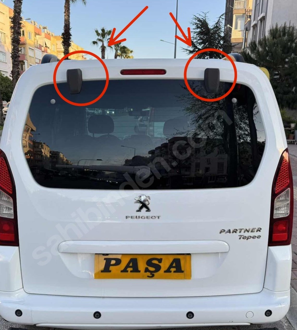 Peugeot Partner Uyumlu Arka Bagaj Menteşe Kapağı