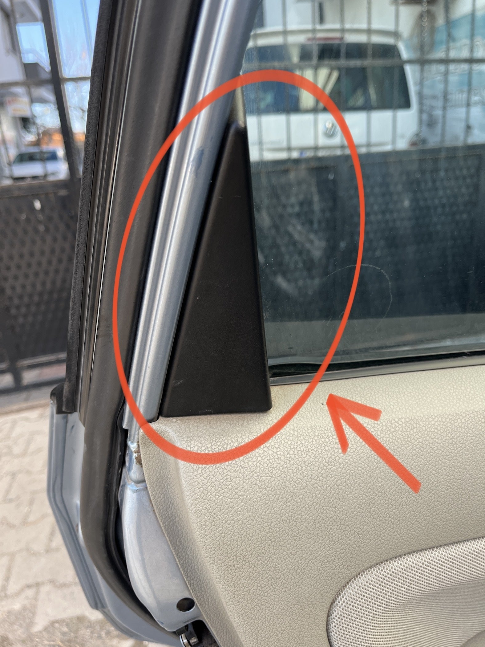Ford Fiesta Uyumlu Arka Cam İç Üçgen Kapağı