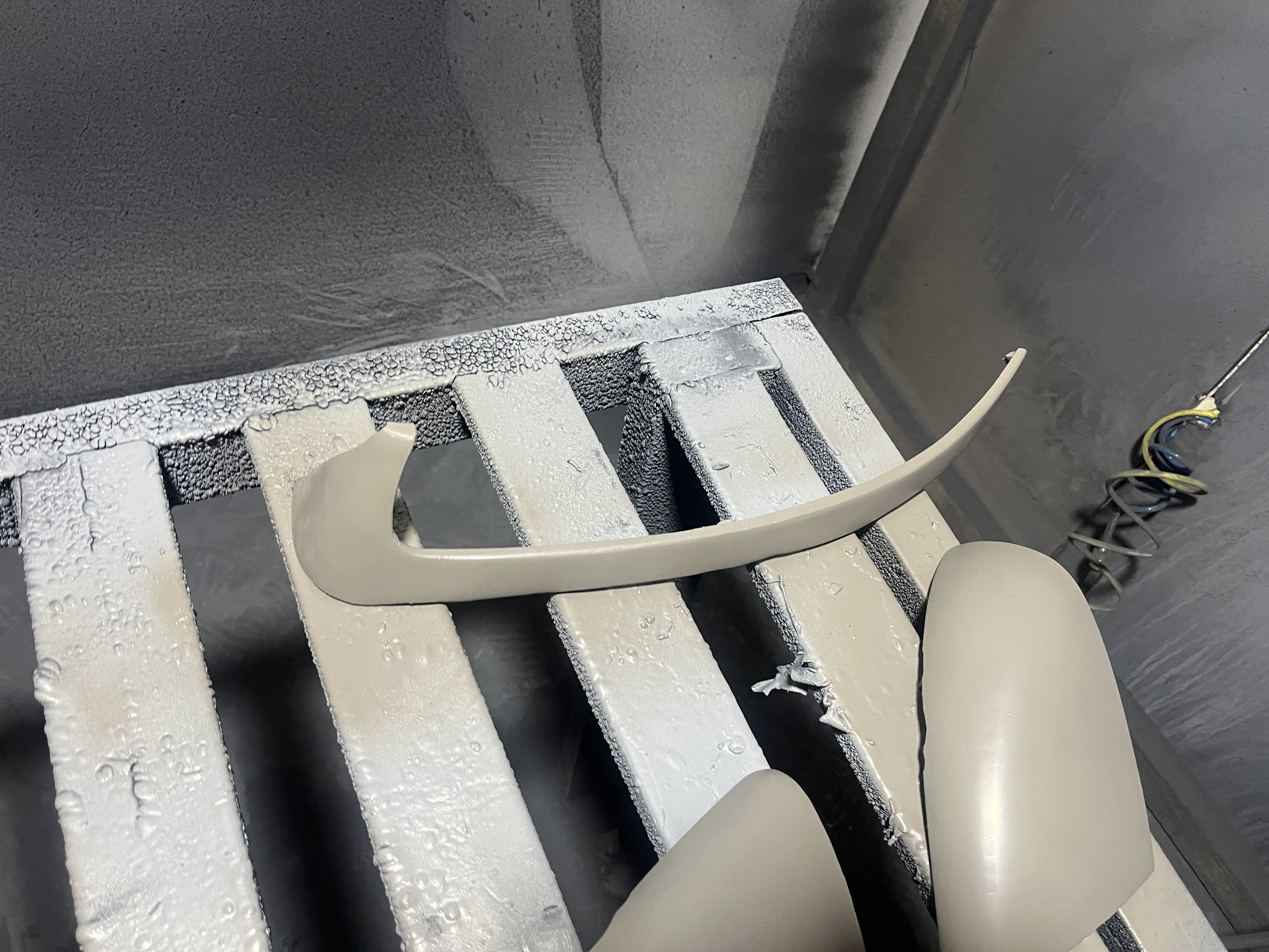 Opel Omega Uyumlu Far Alt Plastiği
