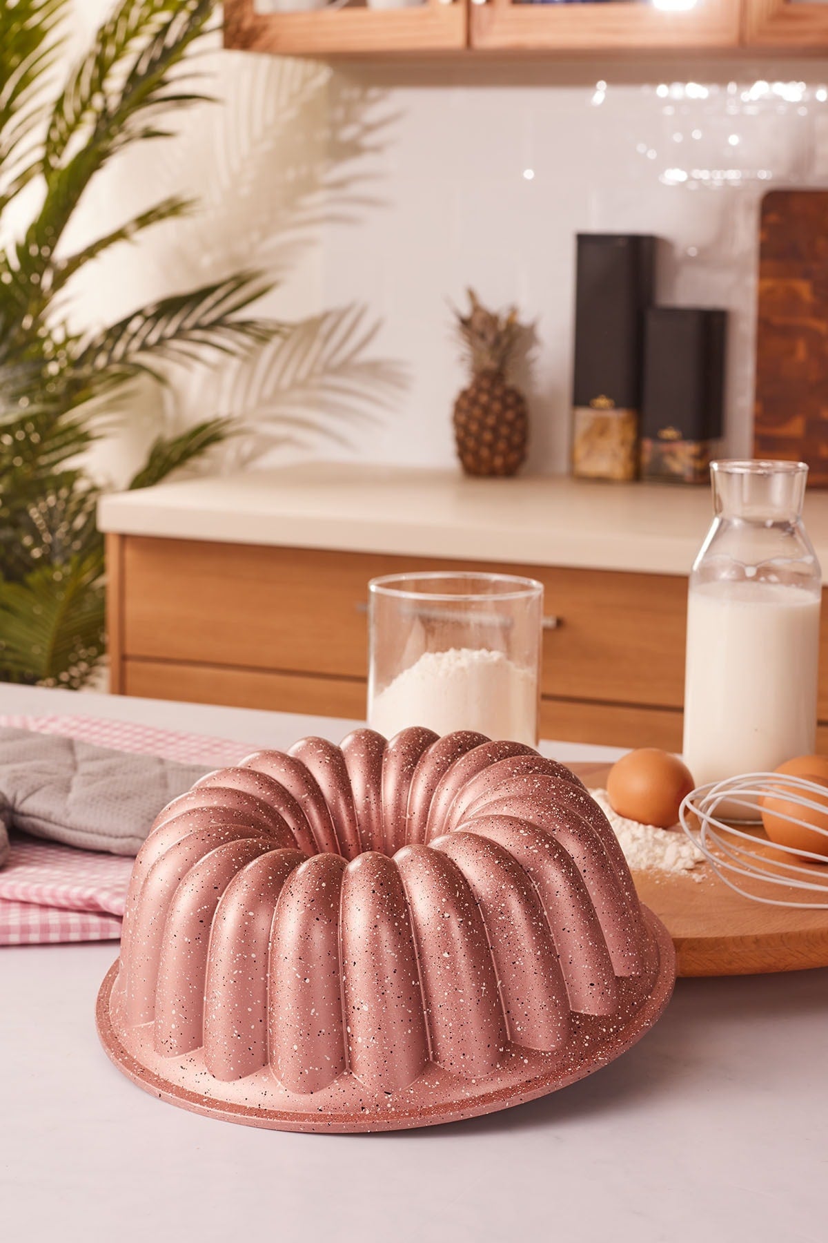 Arya 24 Cm Cast Cake Mold Golden Pink