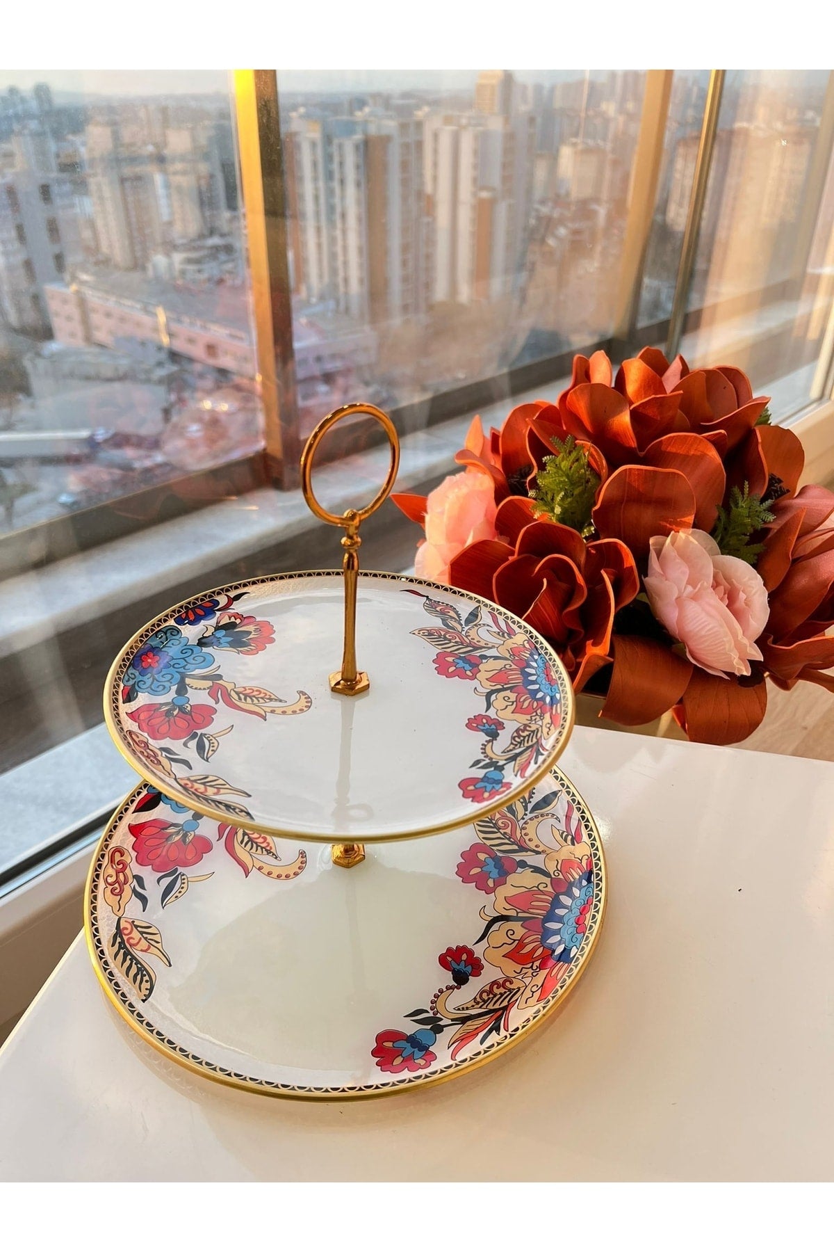 White Flower Patterned 2 Layer Cake Cookie Holder
