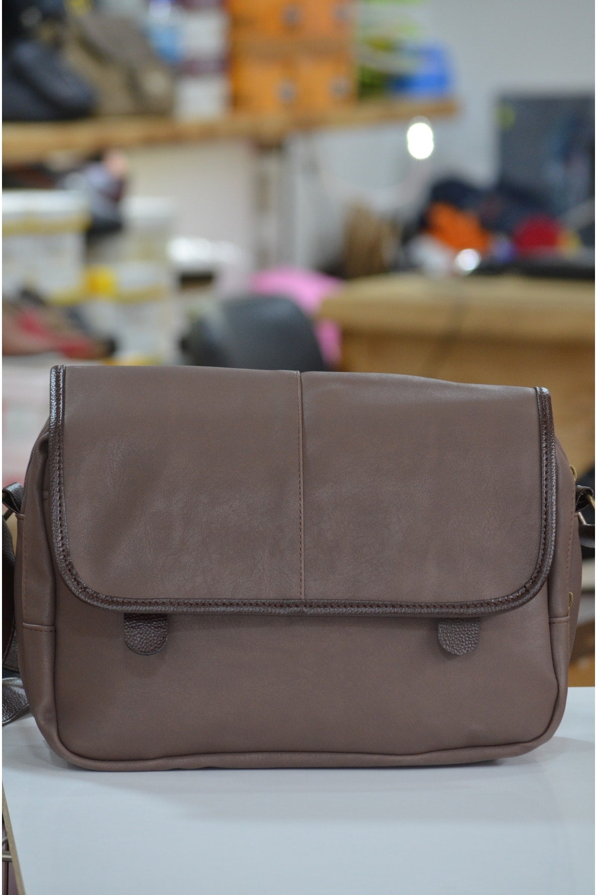 Handy Unisex Light Brown Messenger Bag, Briefcase, Travel Bag With Zipper Lid