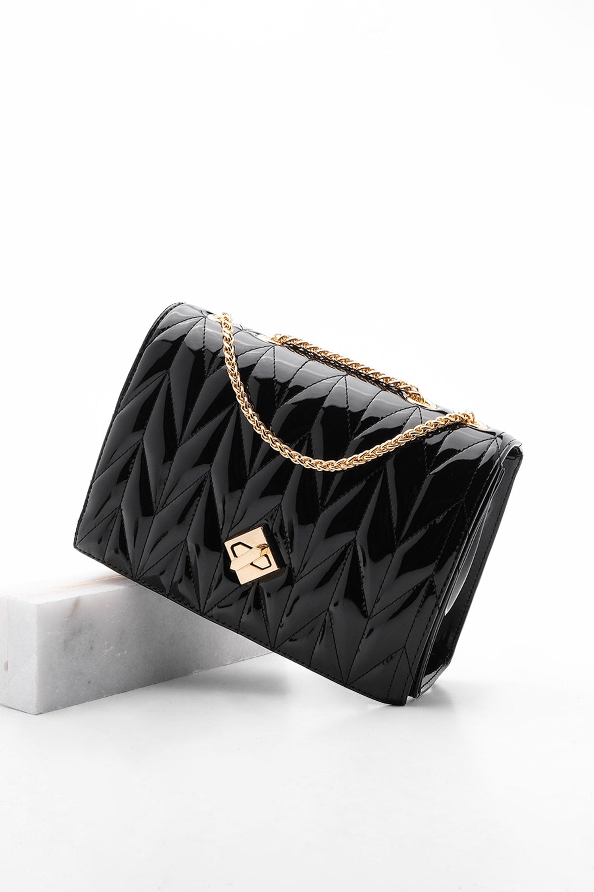 Women'S Gold Color Chain Shoulder Bag Delbin Black Patent Leather
