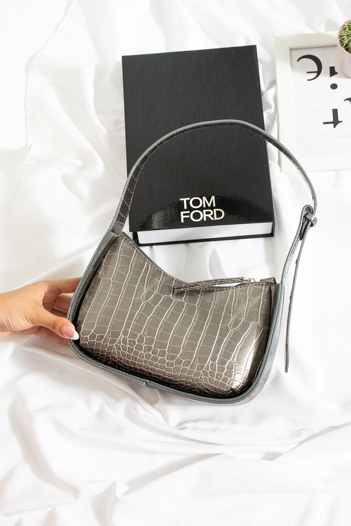 Women'S Crocodile Patterned Metallic Gray Baguette Bag