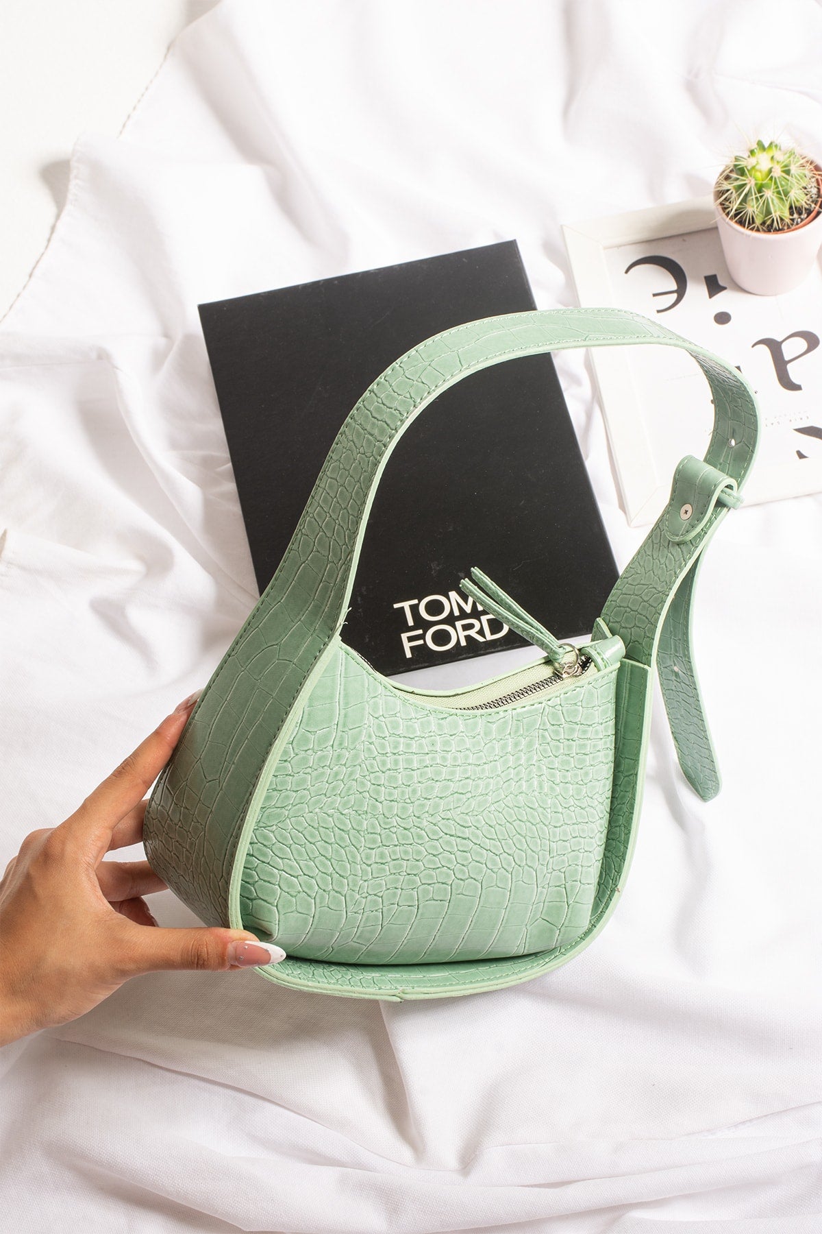 Women'S Crocodile Patterned Mint Green Baguette Bag