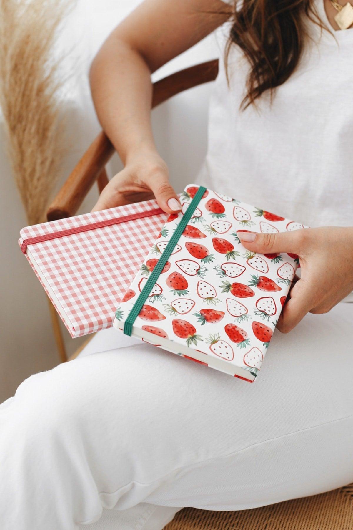 Set of 2 Notebooks 13x21 Elastic Dotted Strawberry