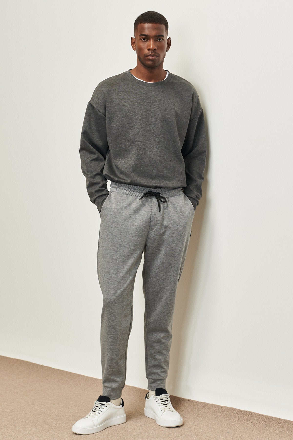 Men'S Gray Standard Fit Normal Cut Elastic Waist And Legs Comfortable Sports Sweatpants