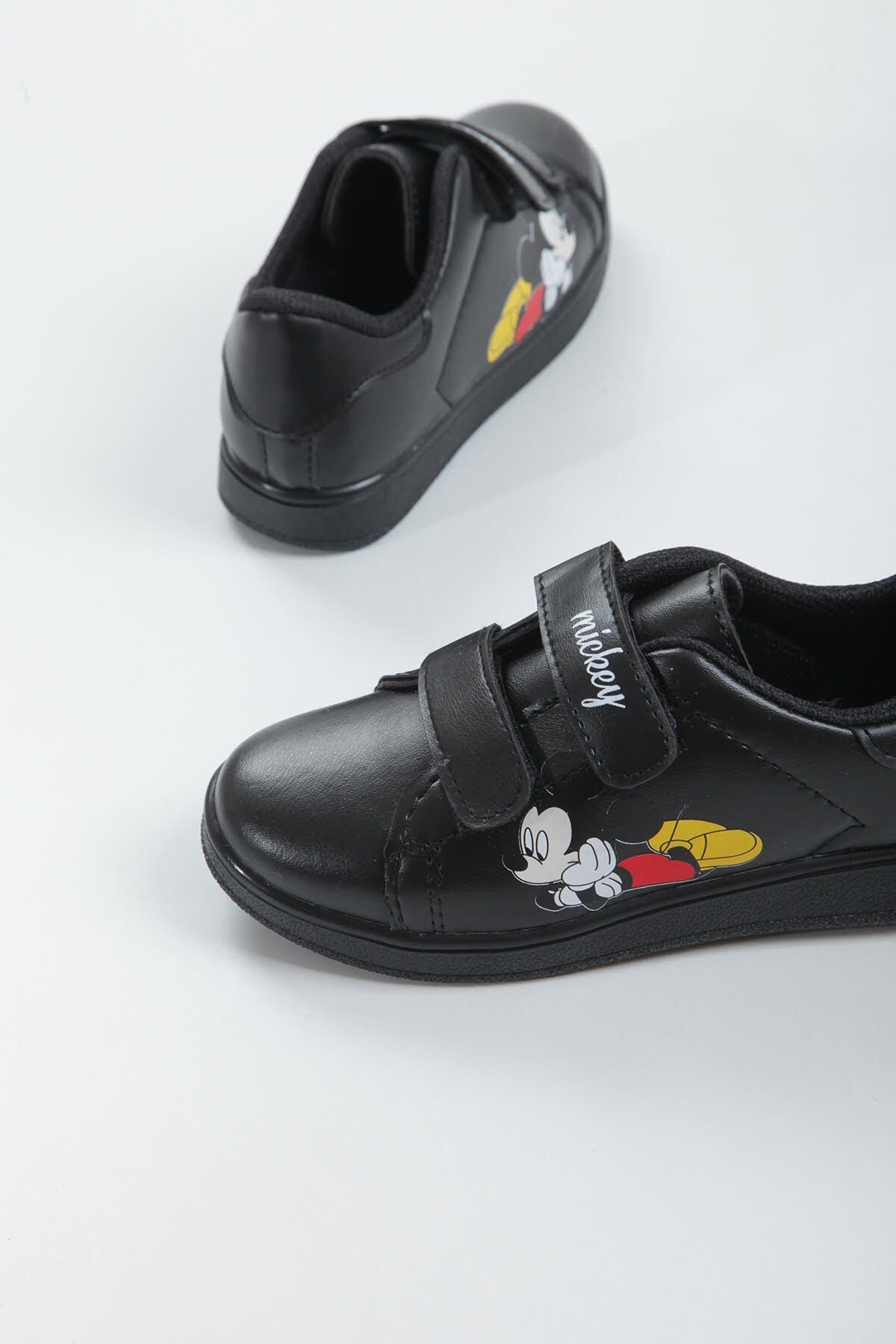 Unisex Kids Black Velcro Casual Sneakers..