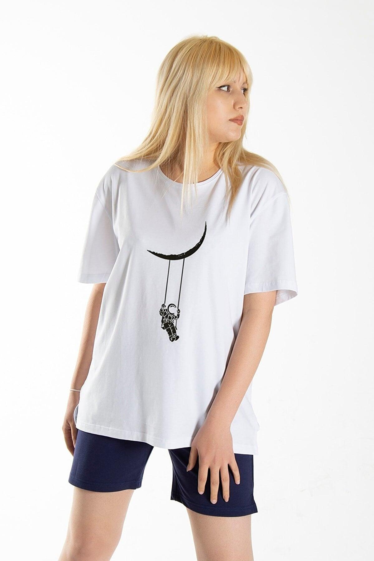 Women's White Swing Front Printed Crew Neck Oversize Cotton T-shirt - Swordslife