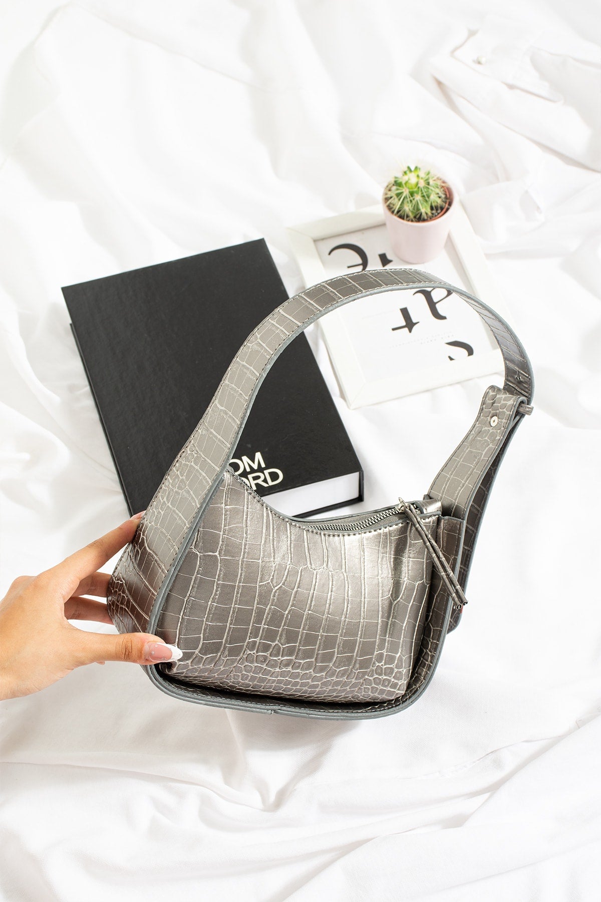 Women'S Crocodile Patterned Metallic Gray Baguette Bag