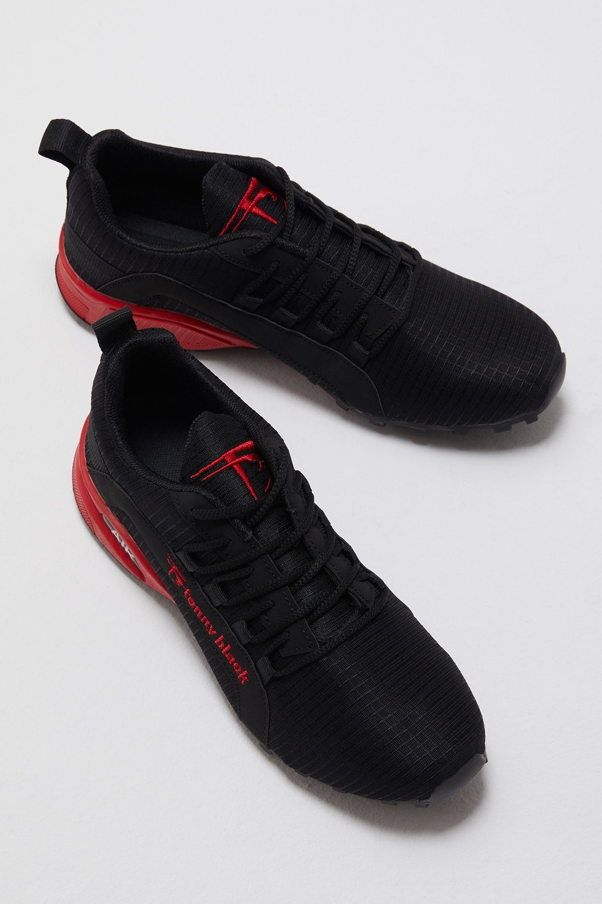 Men's Black Red Comfortable Fit Thermo Sole Lace-up Sneaker