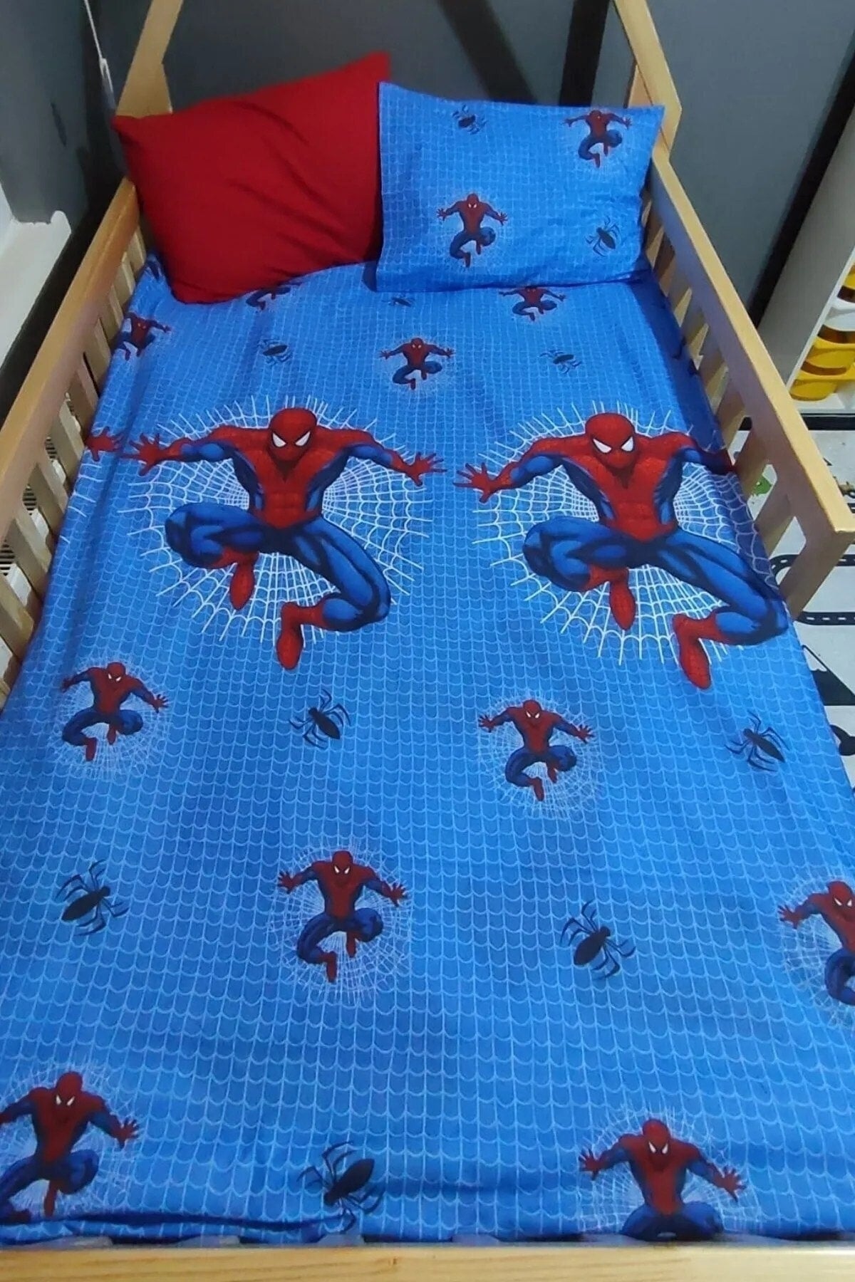 Spider-Man Child Bedding Set with Single Elastic Bed Sheet 100x200 (2 CUSHIONS)