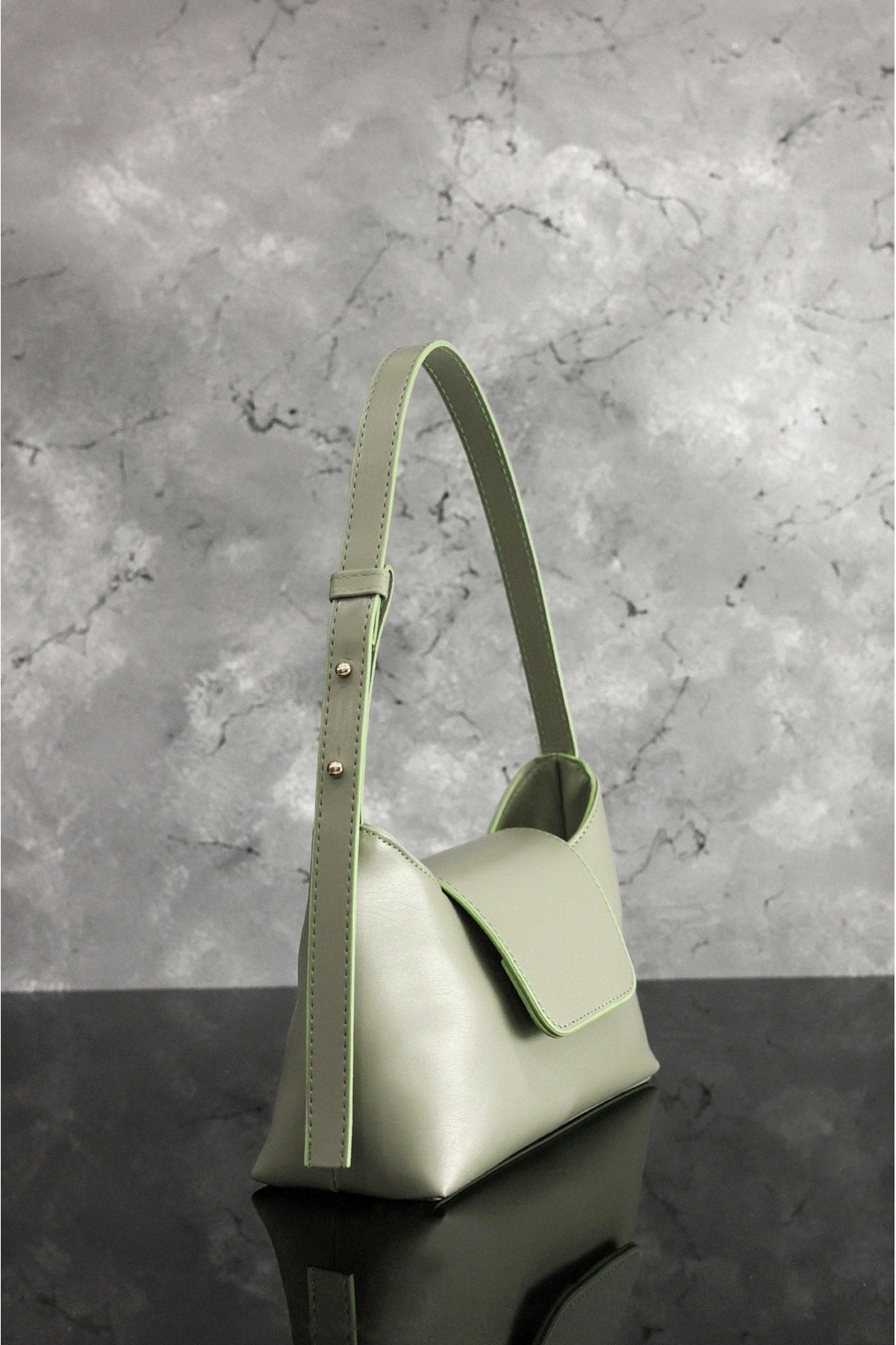 Women's Mint Green Adjustable Strap Clamshell Zipper And Lined Bag