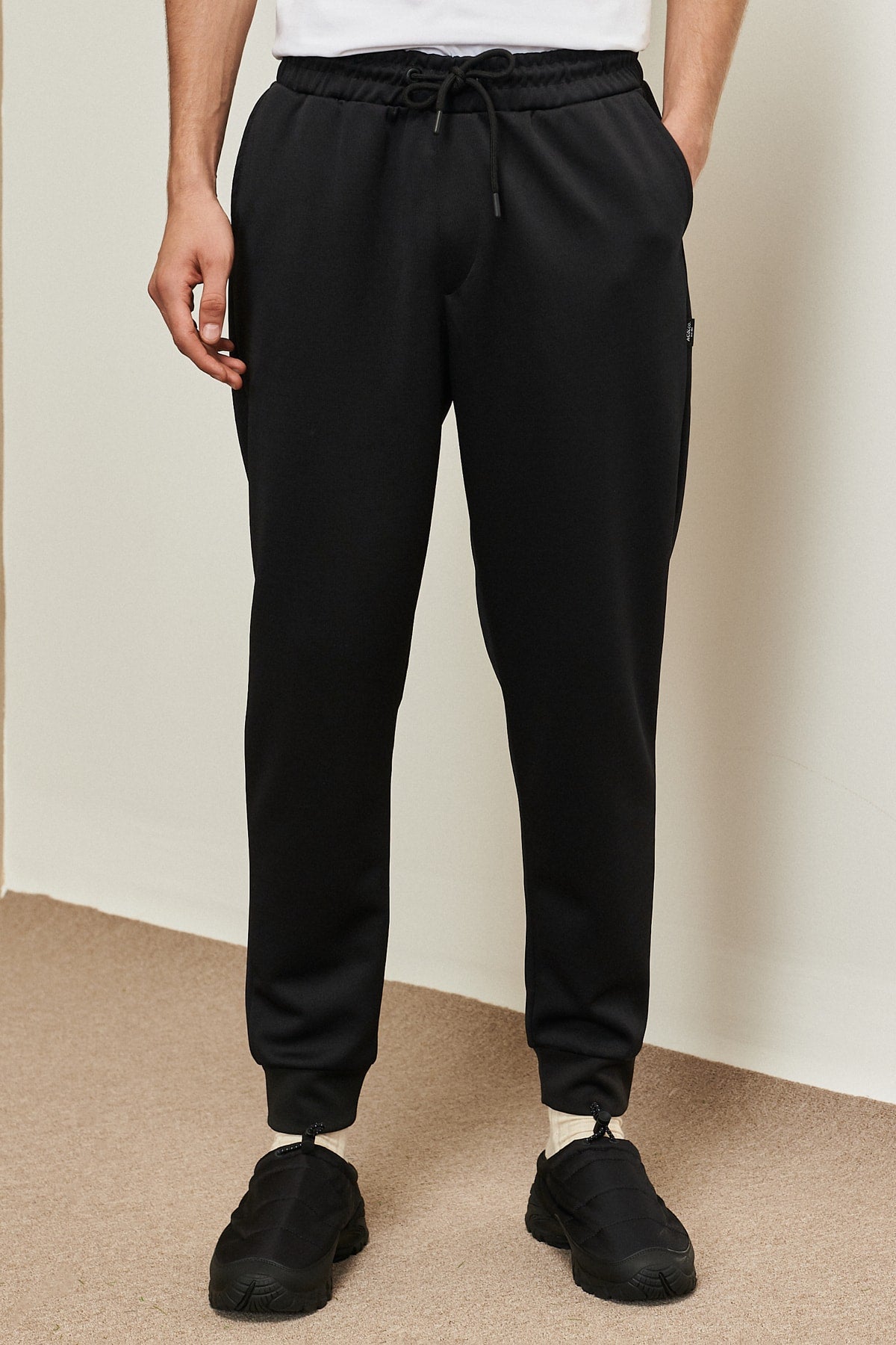 Men'S Black Standard Fit Normal Cut Elastic Waist And Legs Comfortable Sports Sweatpants