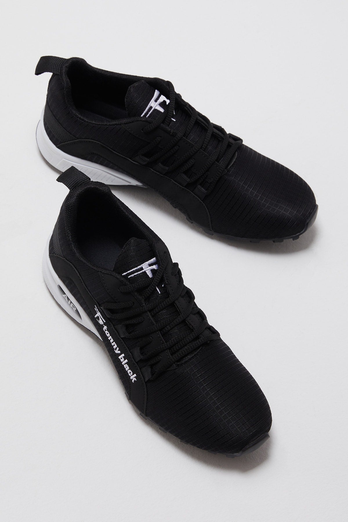 Men's Black White Comfortable Fit Thermo Sole Lace-up Sneaker