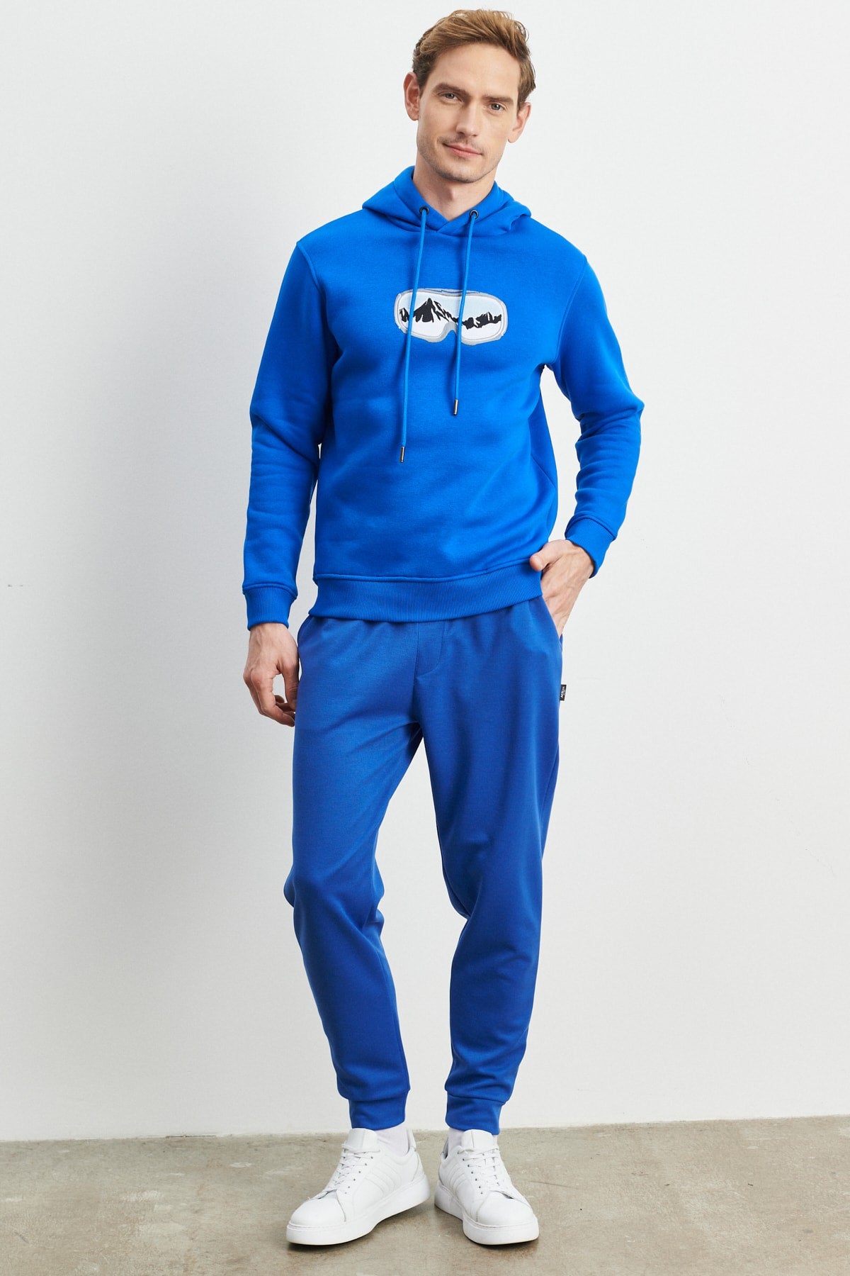 Men'S Sax Blue Standard Fit Normal Cut Elastic Waist And Legs Comfortable Sports Sweatpants