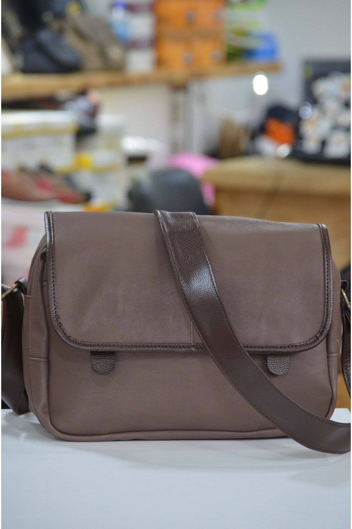 Handy Unisex Light Brown Messenger Bag, Briefcase, Travel Bag with Zipper Lid