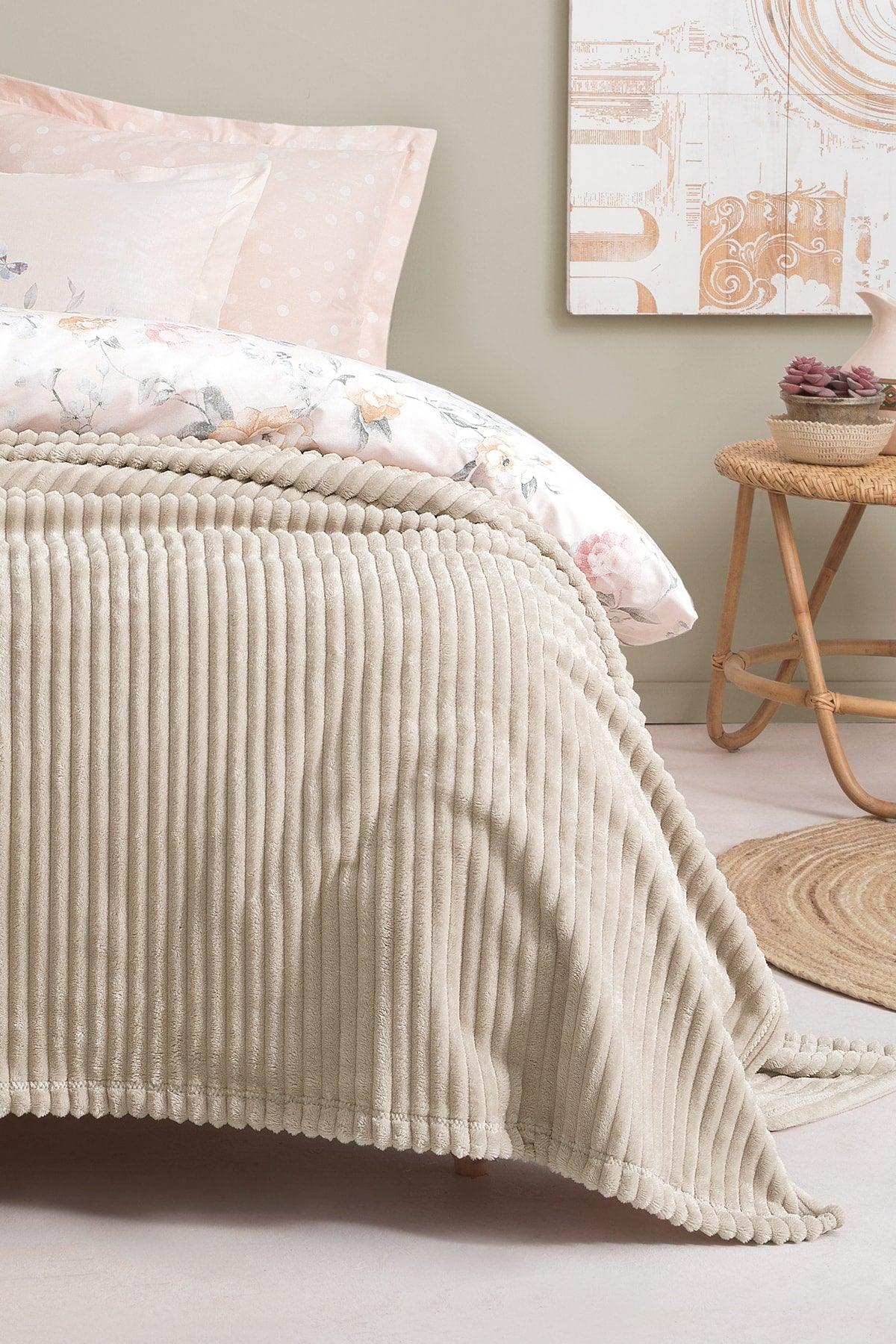 Holly Wellsoft Single Blanket - Ecru - Swordslife