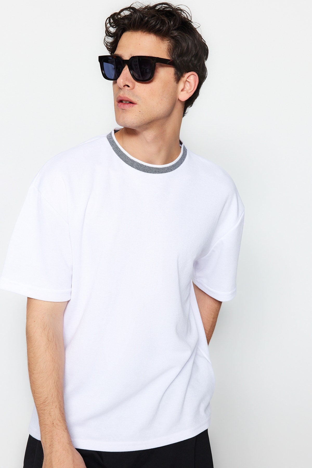 Limited Edition White Men'S Relaxed Crew Neck Short Sleeve T-Shirt Tmnss23Ts00079