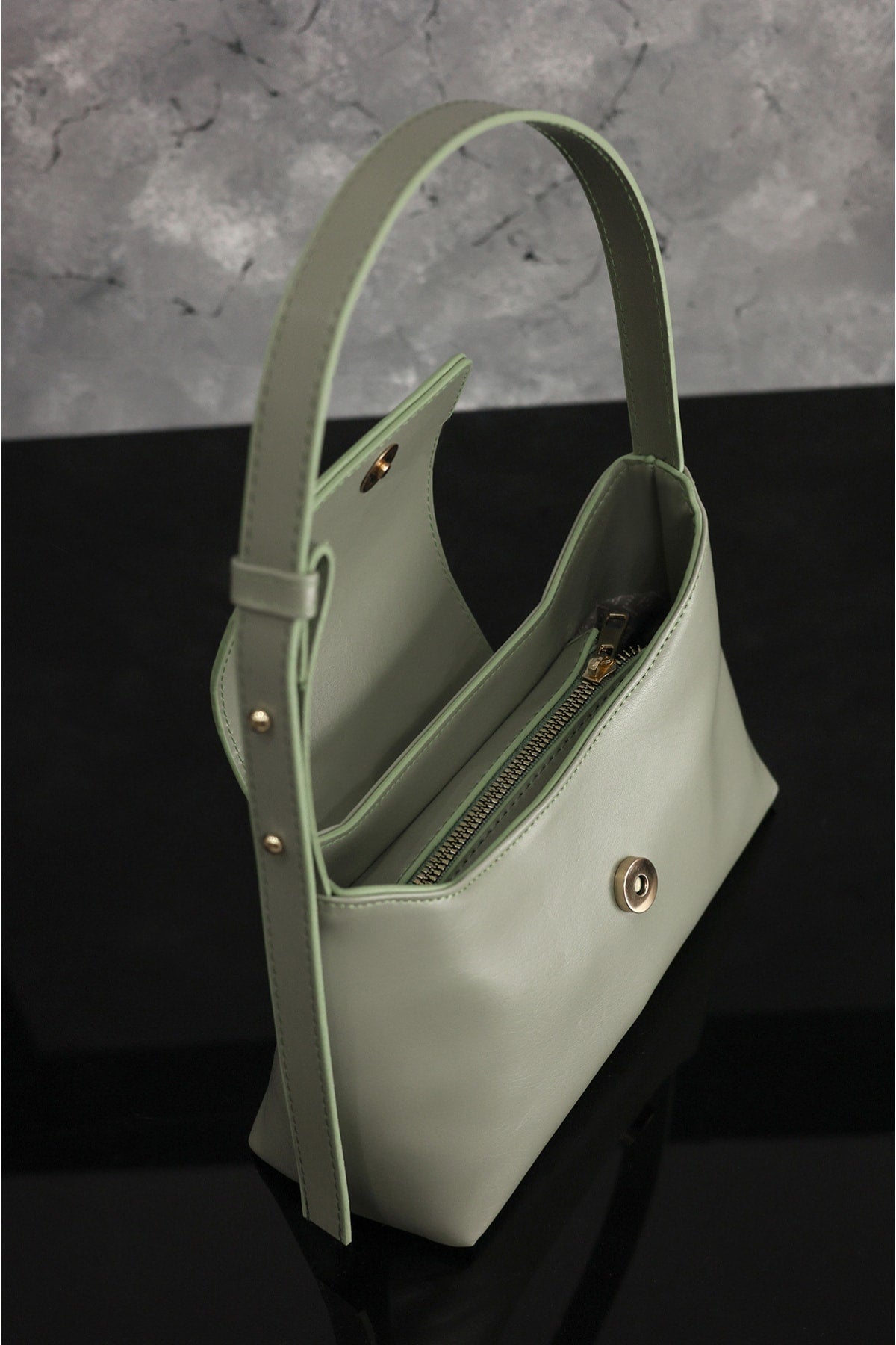 Women's Mint Green Adjustable Strap Clamshell Zipper And Lined Bag