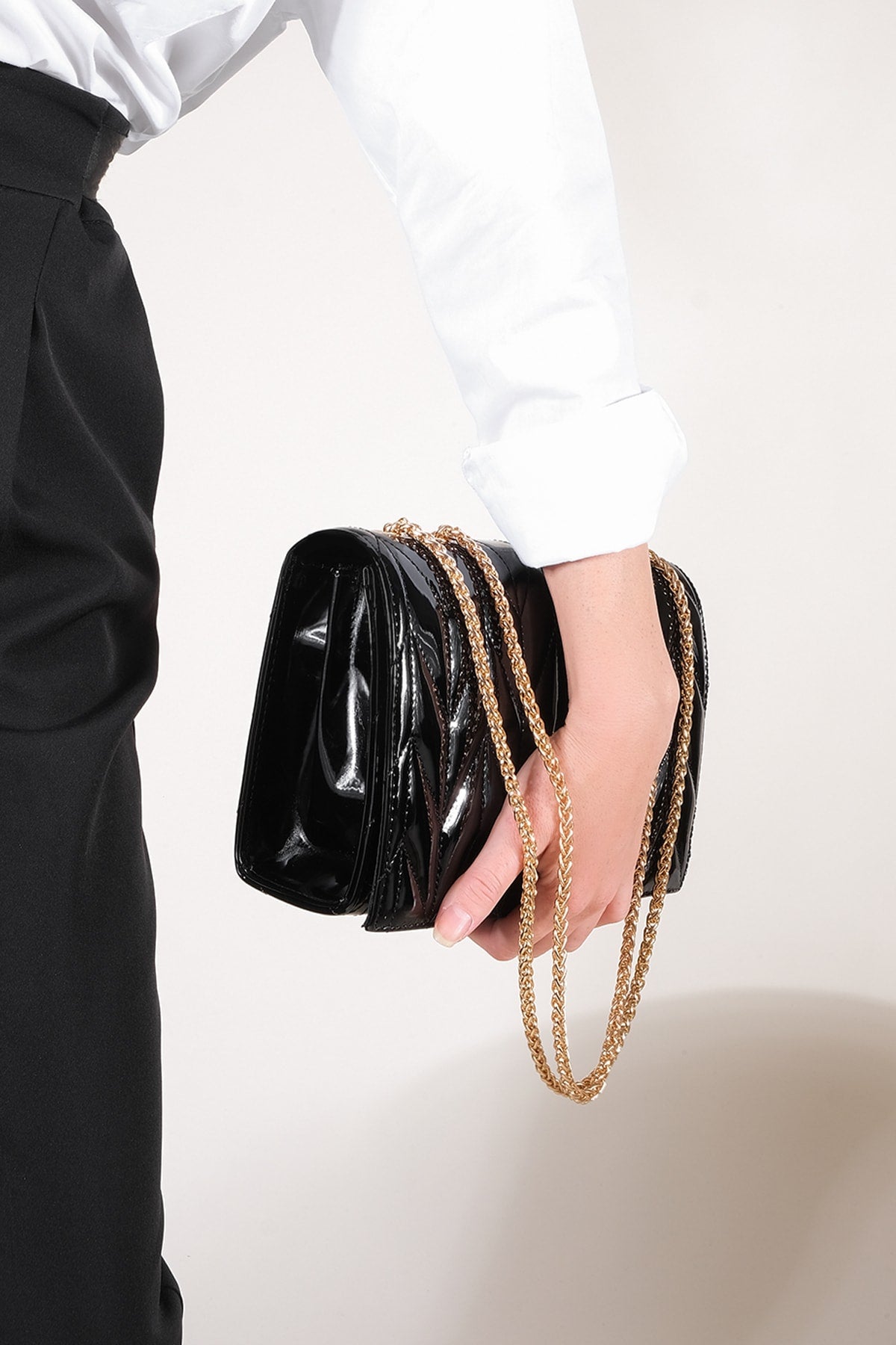 Women'S Gold Color Chain Shoulder Bag Delbin Black Patent Leather