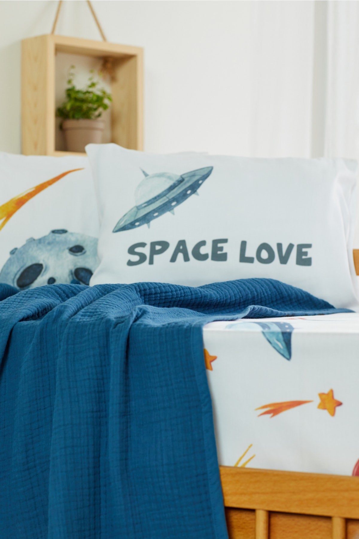 ORGANIC MUSLIN PICTURE AND COTTON SATIN BABY BEDDING - SPACE SHIP AND STAR THEMED