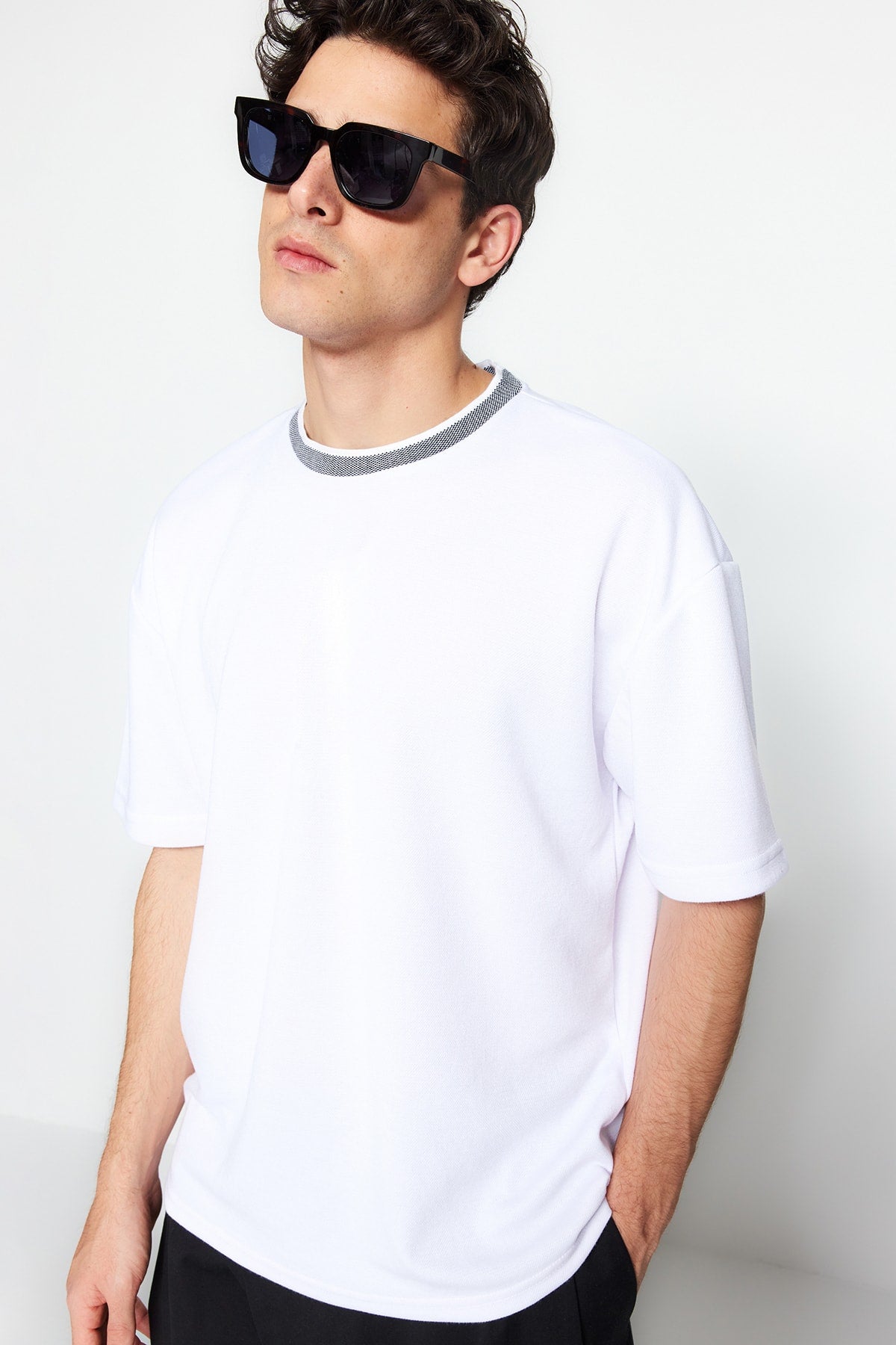 Limited Edition White Men'S Relaxed Crew Neck Short Sleeve T-Shirt Tmnss23Ts00079