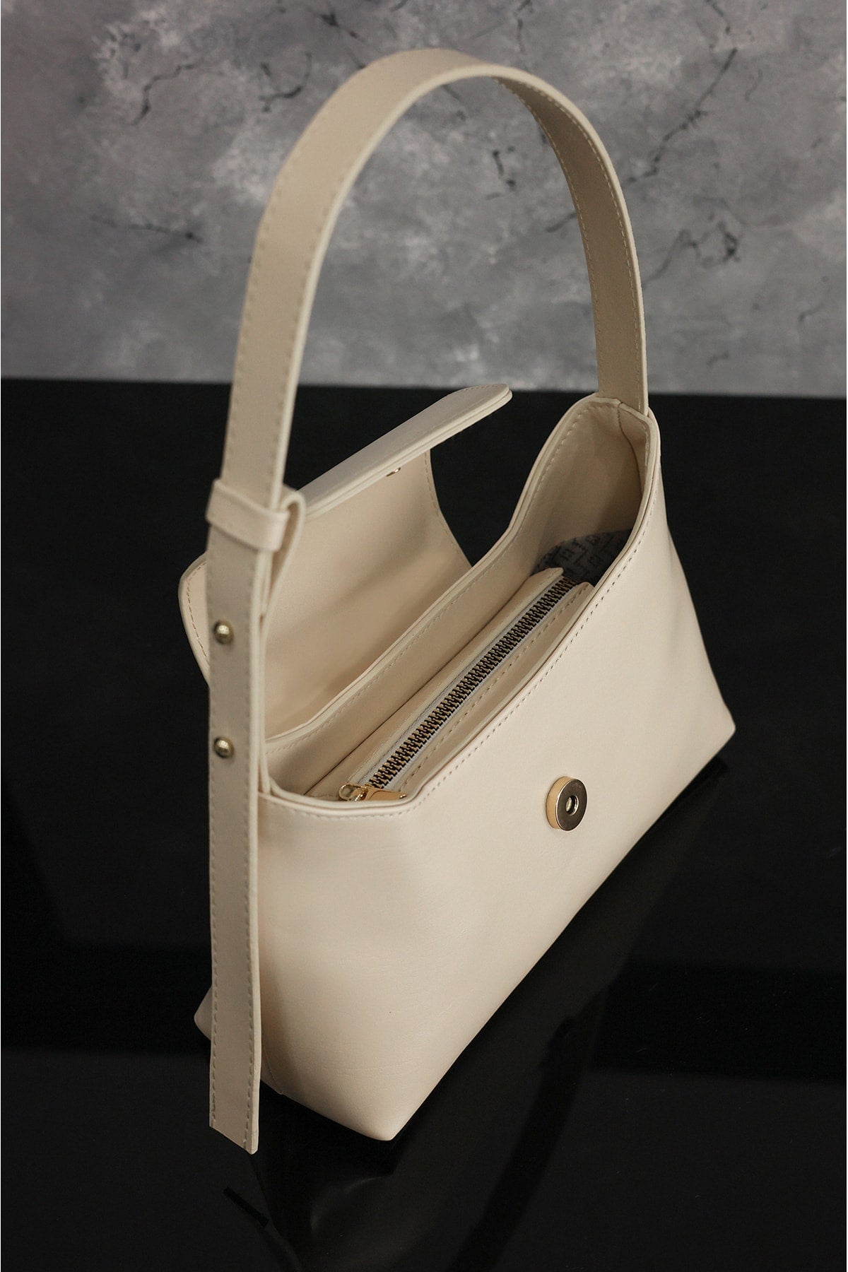 Women's Cream Adjustable Strap Clamshell Zipper And Lined Bag