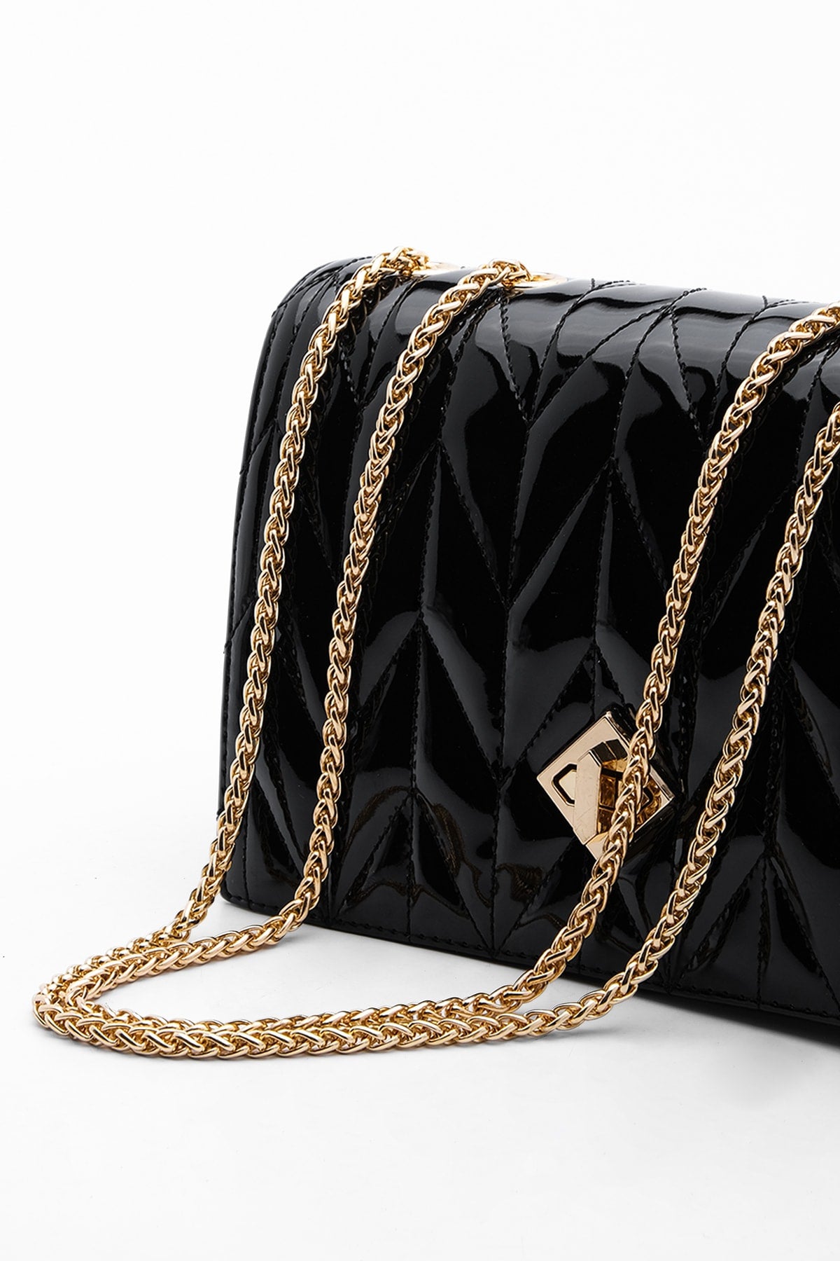 Women'S Gold Color Chain Shoulder Bag Delbin Black Patent Leather