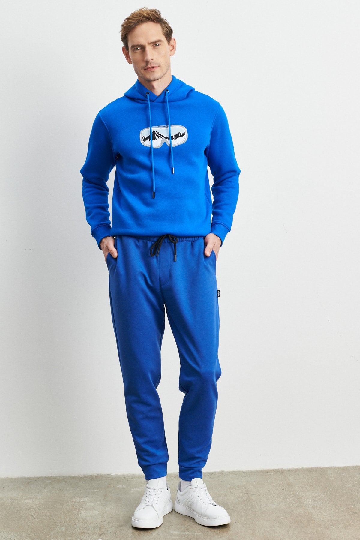 Men'S Sax Blue Standard Fit Normal Cut Elastic Waist And Legs Comfortable Sports Sweatpants