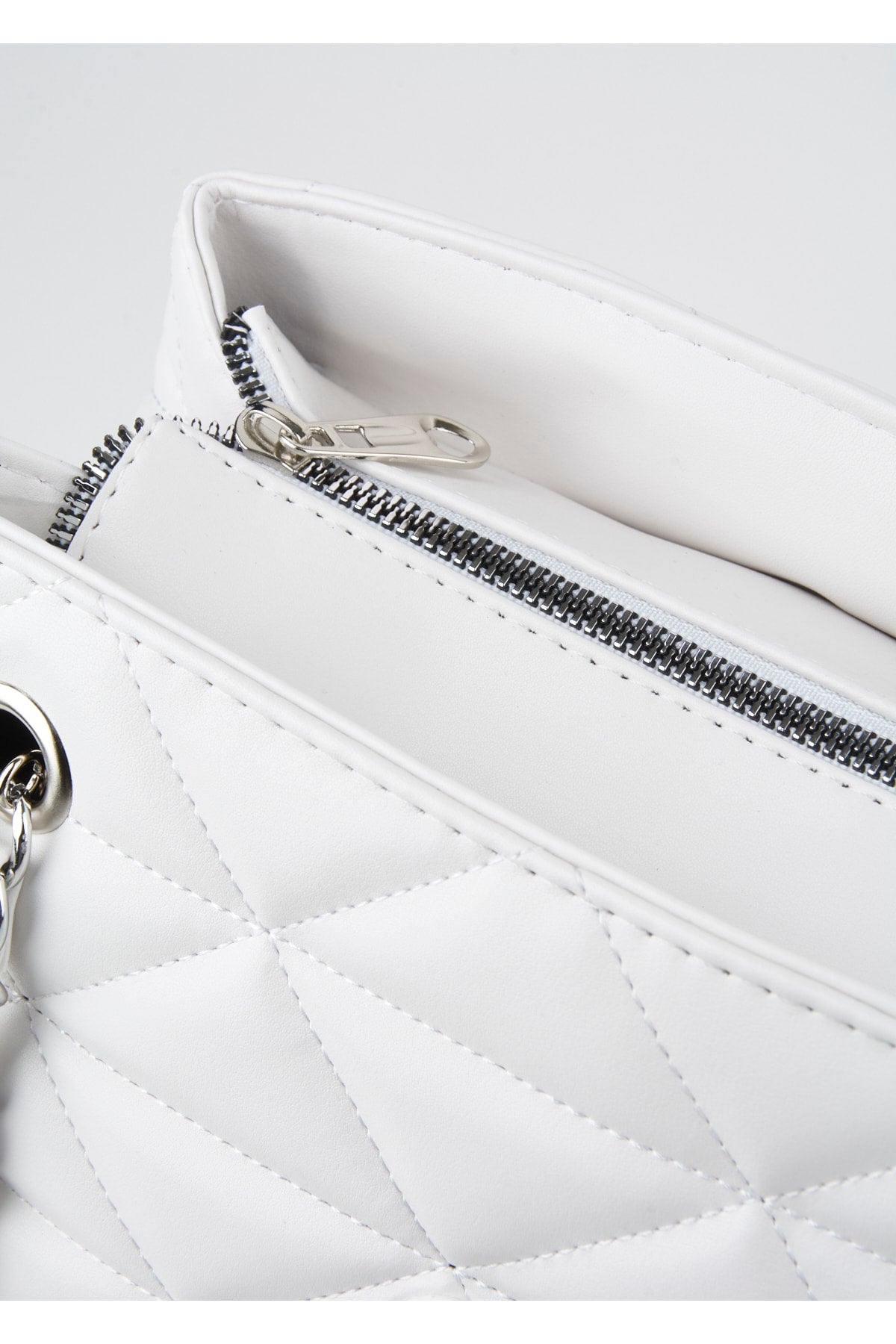 Crocos White Leather Quilted 3 Compartment Zipper Closure Lined Hand Arm And Shoulder Bag With Chain Strap