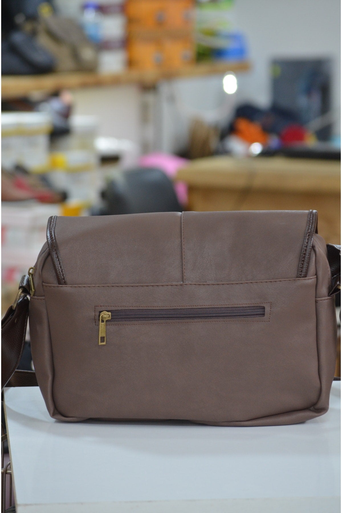 Handy Unisex Light Brown Messenger Bag, Briefcase, Travel Bag with Zipper Lid