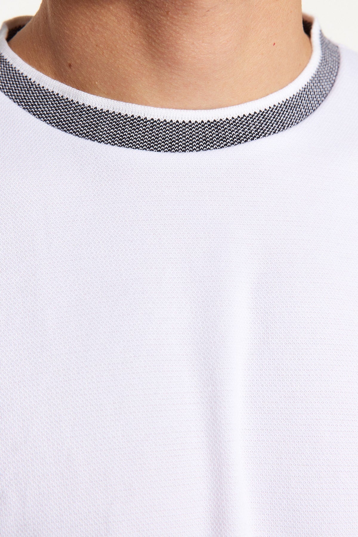 Limited Edition White Men'S Relaxed Crew Neck Short Sleeve T-Shirt Tmnss23Ts00079