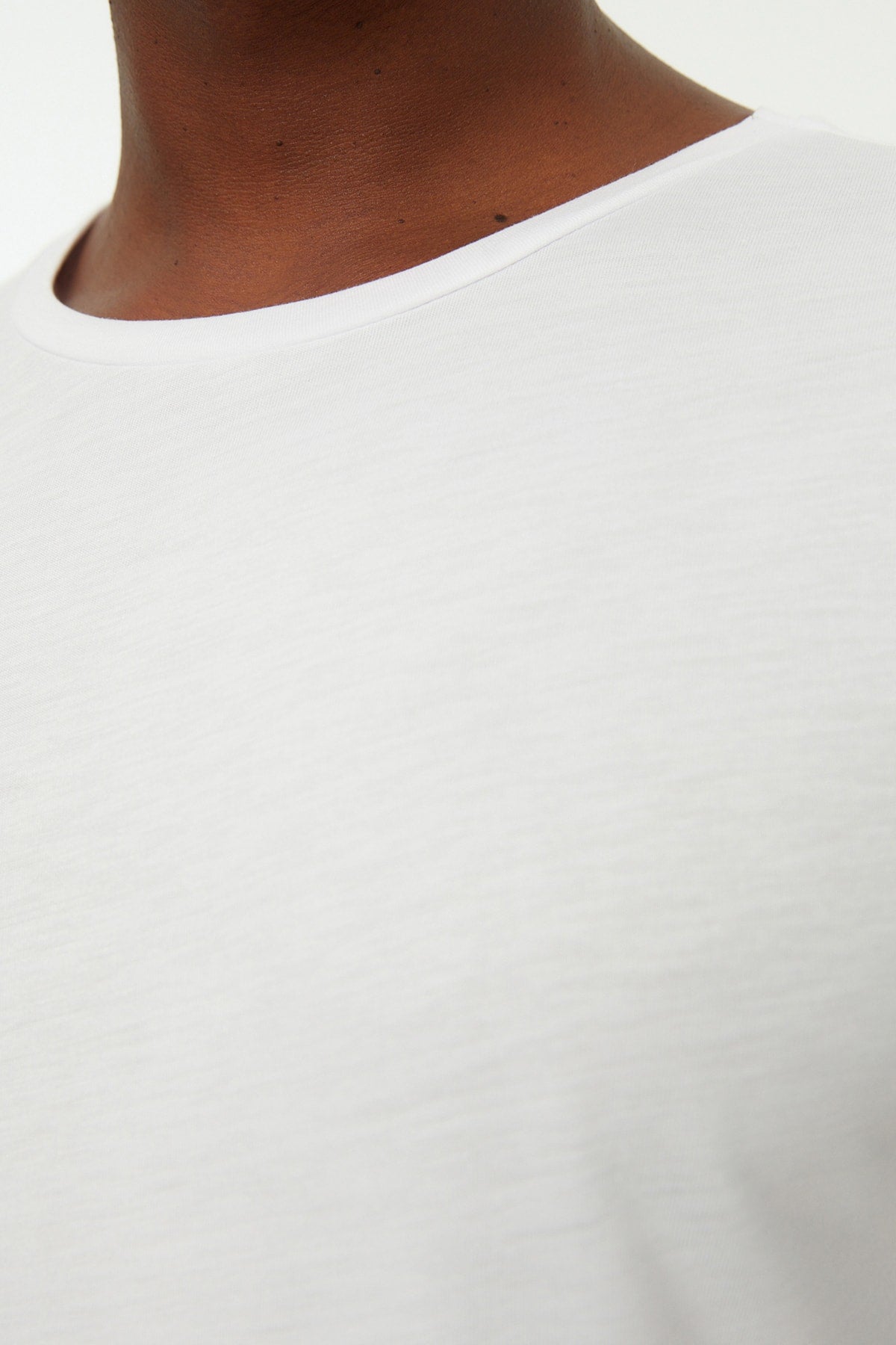 White Men'S Basic Slim Fit Crew Neck Short Sleeved T-Shirt Tmnss22Ts0270