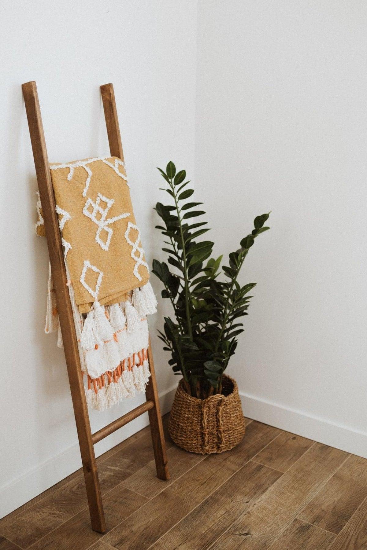 Round Step Wooden Blanket Ladder / Brown - Swordslife